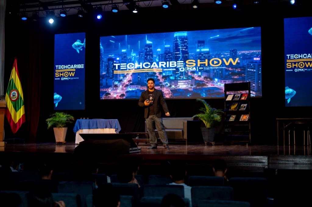 Anuar Harb conduciendo el TechCaribe Show