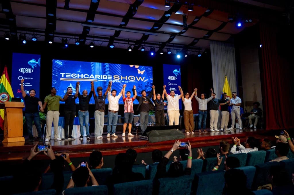 Speakers y equipo al cierre del Show
