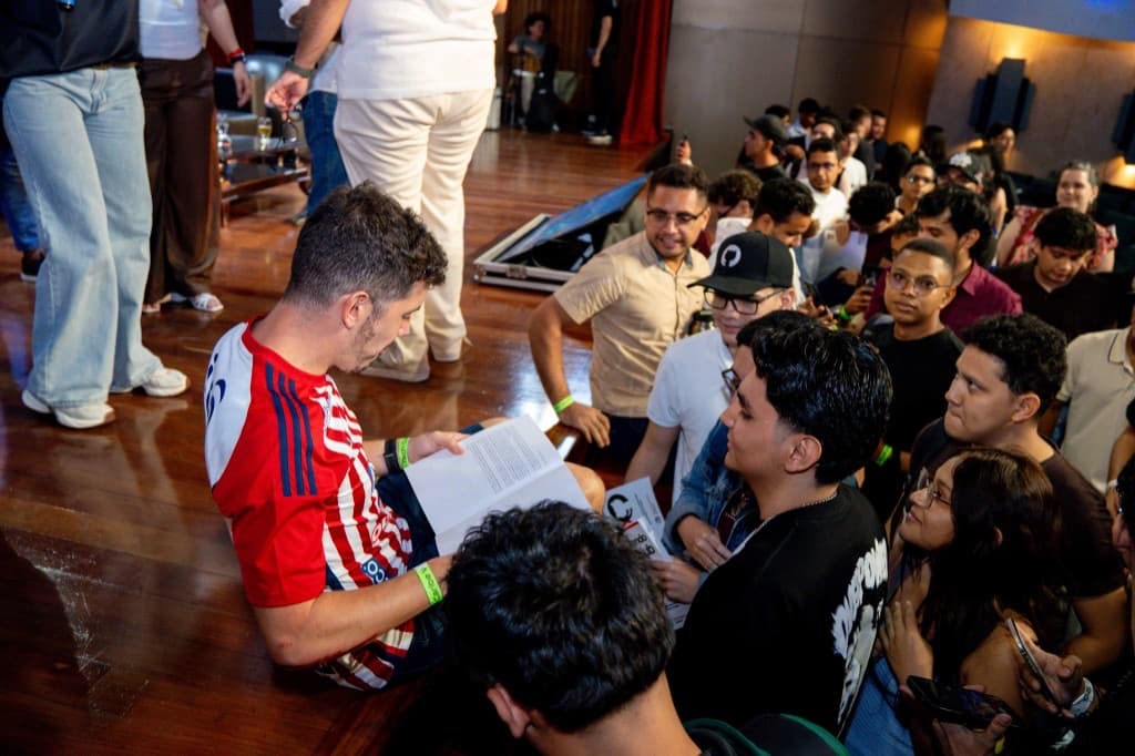 Midudev firmando autógrafos en el escenario