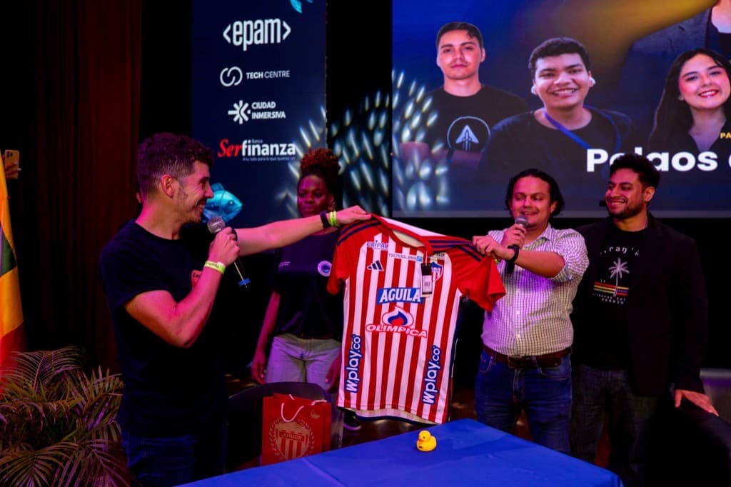 Midudev con la camiseta del Junior de Barranquilla