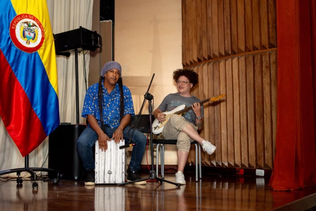 Harold Arrieta y Alex Herrera tocando en vivo en el escenario