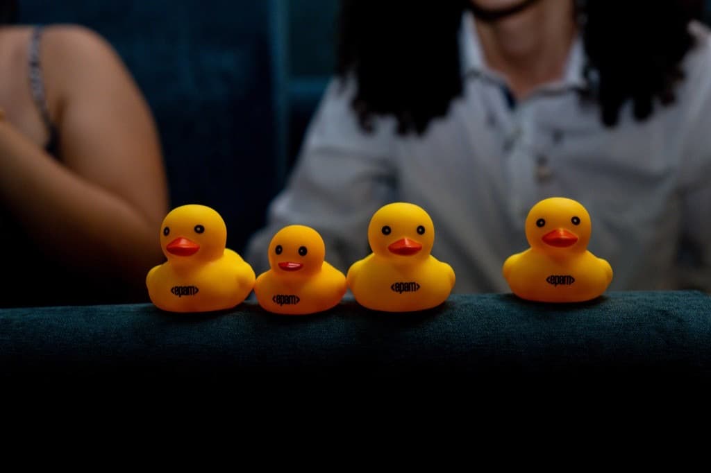 Patitos de hule de EPAM sobre una butaca del teatro