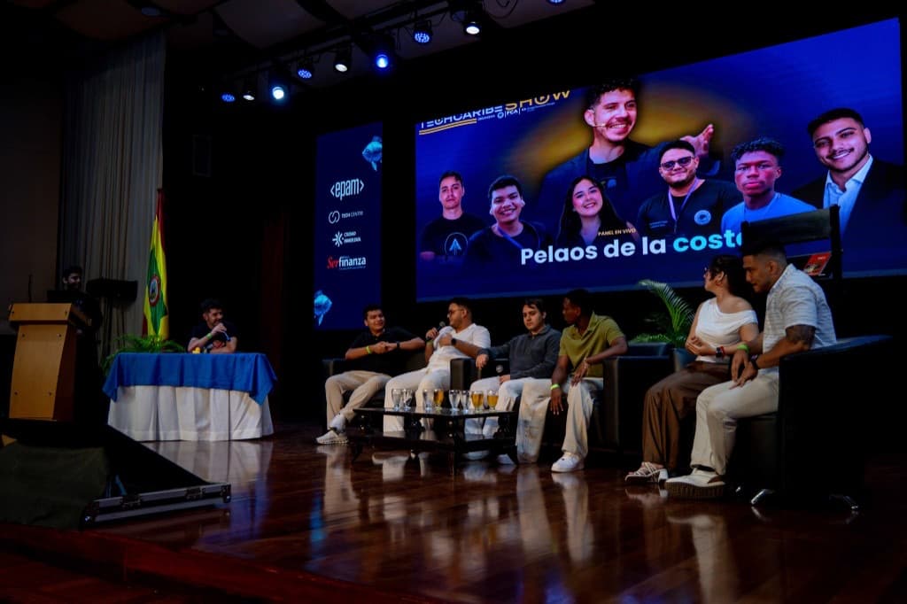 Panel en vivo Pelaos de la costa en el escenario del TechCaribe Show